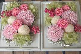 壁掛けアレンジ両親贈呈花