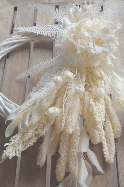 テッポウユリのリーススワッグ